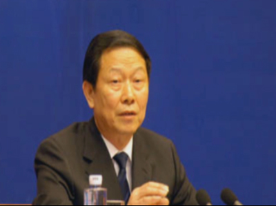 國資委主任李榮融關(guān)于央企利潤增長的言論,在經(jīng)濟(jì)界引起了不小的波瀾,一些經(jīng)濟(jì)學(xué)家認(rèn)為,在目前中國經(jīng)濟(jì)面臨下滑危險的情況下,三月份央企利潤的大幅增長,讓我們看到了經(jīng)濟(jì)刺激方案在目前取得了明顯收效,而另一些學(xué)者則擔(dān)心,這種增長還是很大程度上依靠國家政策優(yōu)惠和投資拉動,可持續(xù)性令人擔(dān)憂。 國資委主任李榮融關(guān)于央企利潤增長的言論,在經(jīng)濟(jì)界引起了不小的波瀾,一些經(jīng)濟(jì)學(xué)家認(rèn)為,在目前中國經(jīng)濟(jì)面臨下滑危險的情況下,三月份央企利潤的大幅增長,讓我們看到了經(jīng)濟(jì)刺激方案在目前取得了明顯收效,而另一些學(xué)者則擔(dān)心,這種增長還是很大程度上依靠國家政策優(yōu)惠和投資拉動,可持續(xù)性令人擔(dān)憂。