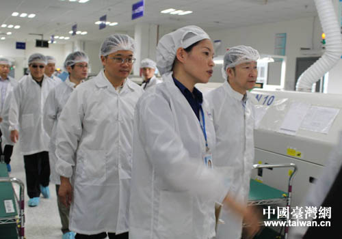 視察組一行參觀開發區——江西智微亞科技有限公司生產車間 視察組一行參觀開發區——江西智微亞科技有限公司生產車間