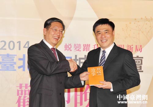 上海與臺北《雙城故事》贈書現(xiàn)場合影留念 上海與臺北《雙城故事》贈書現(xiàn)場合影留念