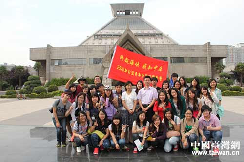 ����I(y��ng)�I(y��ng)�T�ں��ϲ���Ժǰ��Ӱ