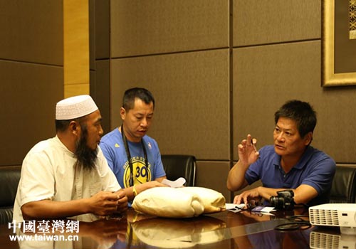 鄭毅(右)采訪枕頭饃制作師傅 鄭毅(右)采訪枕頭饃制作師傅