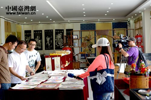 攝制組采訪拍攝國(guó)家級(jí)非物質(zhì)文化遺產(chǎn)——德陽綿竹年畫 攝制組采訪拍攝國(guó)家級(jí)非物質(zhì)文化遺產(chǎn)——德陽綿竹年畫