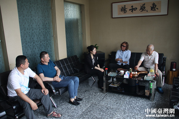 與企業(yè)負責人交流中 與企業(yè)負責人交流中