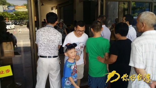 帶著小孩回原鄉(xiāng)過暑假的臺(tái)胞 帶著小孩回原鄉(xiāng)過暑假的臺(tái)胞