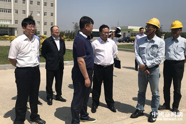 長春化工(盤錦)有限公司副總葉仕文(右二)介紹企業(yè)新投資的銅箔項目施工進展情況 長春化工(盤錦)有限公司副總葉仕文(右二)介紹企業(yè)新投資的銅箔項目施工進展情況