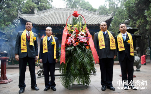 陳鎮湘一行在陵前合影留念 陳鎮湘一行在陵前合影留念