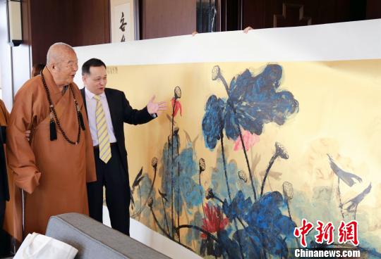 星云大師獲書畫家君壽贈荷花畫贊“張大千再來”