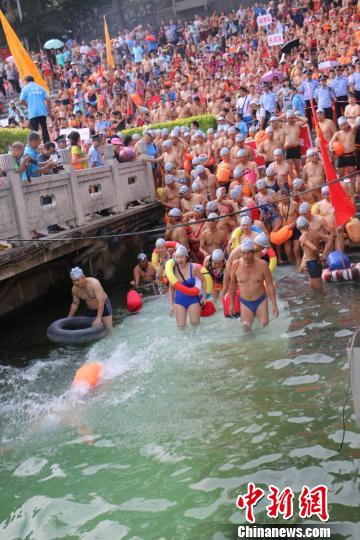 臺灣游泳愛好者參加柳州“百里柳江激情暢游” 臺灣游泳愛好者參加柳州“百里柳江激情暢游”