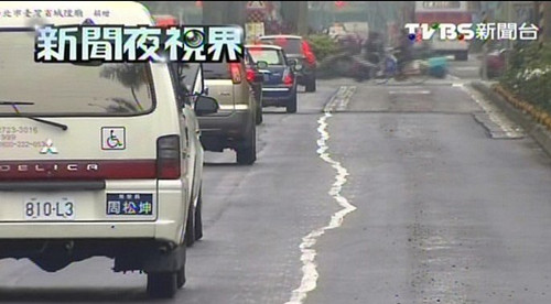 開車偏哪邊?臺北仁愛路標線歪曲像毛毛蟲(圖)