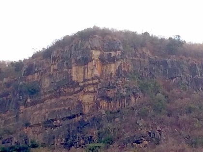 拉近距離,山壁上人臉特征清晰可見。來自臺媒