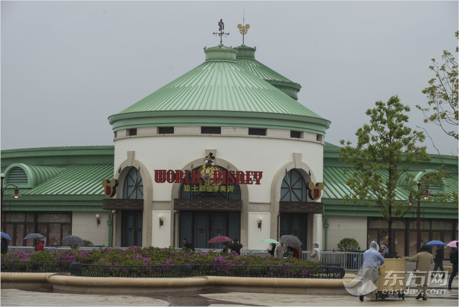 迪士尼小鎮(zhèn)開放 市民冒雨探營(yíng)嘗鮮 迪士尼小鎮(zhèn)開放 市民冒雨探營(yíng)嘗鮮