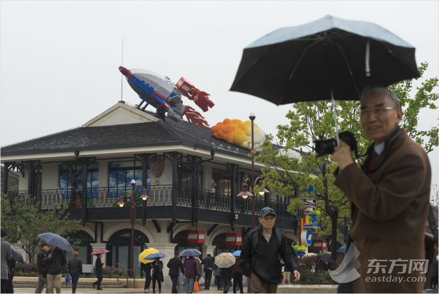 迪士尼小鎮(zhèn)開放 市民冒雨探營(yíng)嘗鮮 迪士尼小鎮(zhèn)開放 市民冒雨探營(yíng)嘗鮮