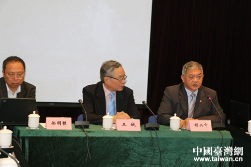 上海市臺協會常務副會長胡興中(右)發言