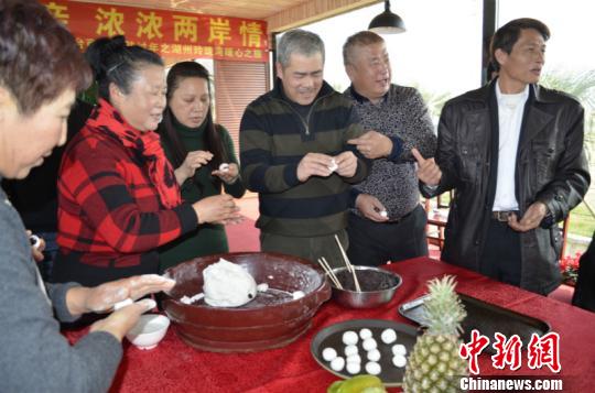 浙江臺商“入鄉隨俗”與村民歡度小年夜 浙江臺商“入鄉隨俗”與村民歡度小年夜