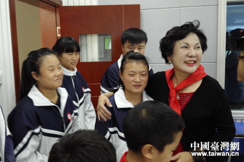 臺商董淑貞女士(右一)與受助學生親切交流