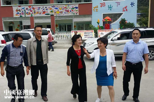 董淑貞(右三)參觀校園
