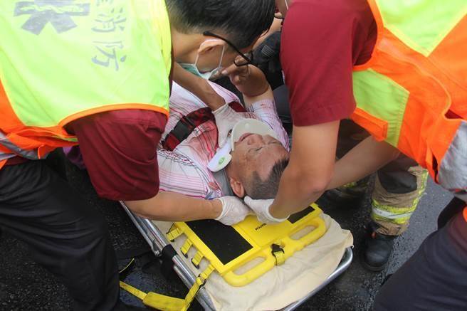 一輛越南團(tuán)游覽車在臺(tái)發(fā)生追撞事故 12人送醫(yī) 一輛越南團(tuán)游覽車在臺(tái)發(fā)生追撞事故 12人送醫(yī)