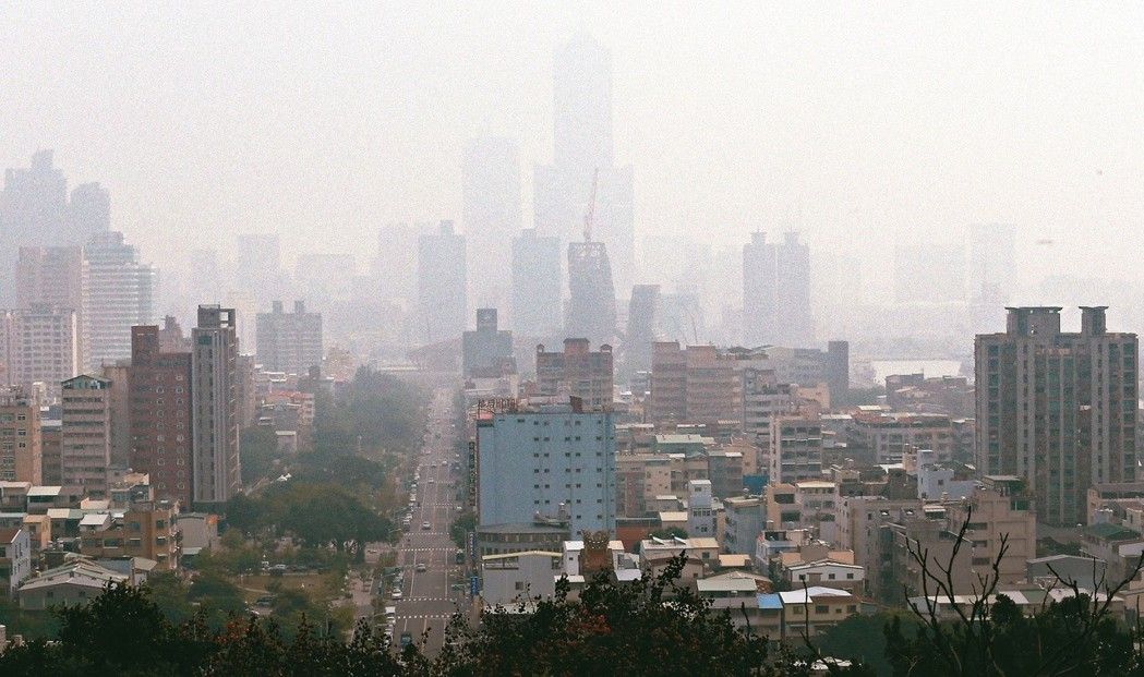 11月底,高雄八五大樓隱沒在霧霾之中情形。(圖片來源:臺灣《聯合報》) 11月底,高雄八五大樓隱沒在霧霾之中情形。(圖片來源:臺灣《聯合報》)