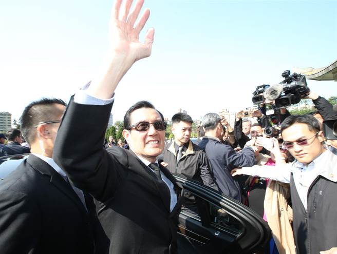 從“票房毒藥”到“藍(lán)營(yíng)春鑰” 馬英九或?qū)⒅胤嫡䦃? style= 從“票房毒藥”到“藍(lán)營(yíng)春鑰” 馬英九或?qū)⒅胤嫡䦃? oldsrc=