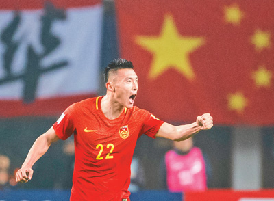 3月23日,中國隊球員于大寶慶祝進球。