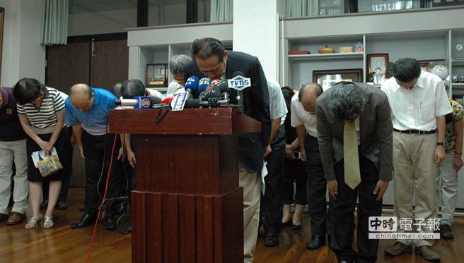 屏東縣長曹啟鴻帶領(lǐng)一級主管為餿油案鞠躬道歉 屏東縣長曹啟鴻帶領(lǐng)一級主管為餿油案鞠躬道歉