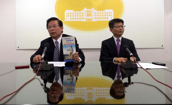 楊秋興簡太郎同日辭職,全力投入高雄屏東選戰。(臺媒圖) 楊秋興簡太郎同日辭職,全力投入高雄屏東選戰。(臺媒圖)