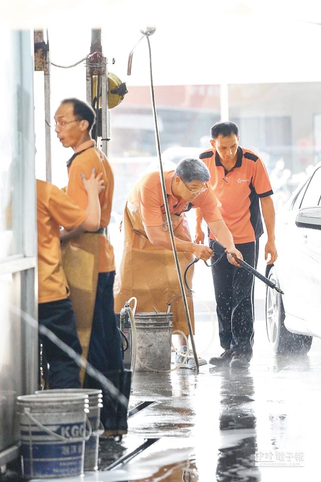 連勝文化身洗車工 學習洗、擦車體驗身心障礙朋友辛勞(圖) 連勝文化身洗車工 學習洗、擦車體驗身心障礙朋友辛勞(圖)