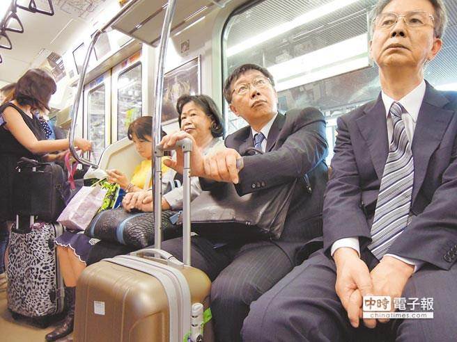 柯文哲自行車政策漏洞百出,只能搬現行政策撐場面。圖為柯文哲日前赴日,搭乘當地大眾運輸工具 柯文哲自行車政策漏洞百出,只能搬現行政策撐場面。圖為柯文哲日前赴日,搭乘當地大眾運輸工具