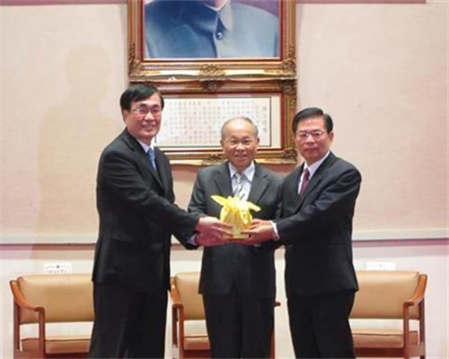 “行政院秘書長(zhǎng)”今天交接,卸任“秘書長(zhǎng)”李四川(左)將轉(zhuǎn)任國(guó)民黨秘書長(zhǎng),由簡(jiǎn)太郎(右)接任 “行政院秘書長(zhǎng)”今天交接,卸任“秘書長(zhǎng)”李四川(左)將轉(zhuǎn)任國(guó)民黨秘書長(zhǎng),由簡(jiǎn)太郎(右)接任