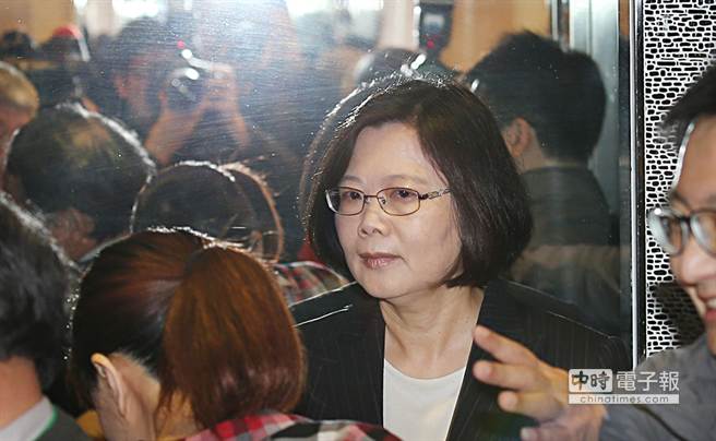 陳水扁前之子陳致中13日正式宣布退選“立委”,民進黨主席蔡英文14日上午表示,民進黨內有初選機制,一切都按照機制進行,黨會尊重當事人意愿與所做的決定,任何有助于黨內初選的和諧,她都覺得是好事。 陳水扁前之子陳致中13日正式宣布退選“立委”,民進黨主席蔡英文14日上午表示,民進黨內有初選機制,一切都按照機制進行,黨會尊重當事人意愿與所做的決定,任何有助于黨內初選的和諧,她都覺得是好事。