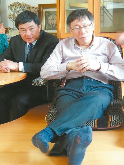 柯文哲穿破襪赴云林參訪民眾稱其像媽祖出巡(圖)