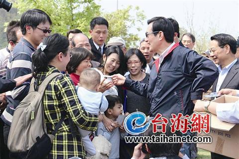 臺遭逢70年來最嚴重旱情 馬英九送節水器吁抗旱(圖) 臺遭逢70年來最嚴重旱情 馬英九送節水器吁抗旱(圖)