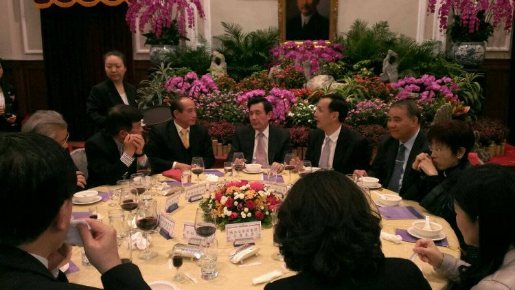 國民黨“立委”入馬辦餐敘,黨主席朱立倫與“立法院長”王金平坐在馬英九左右邊。(臺媒圖) 國民黨“立委”入馬辦餐敘,黨主席朱立倫與“立法院長”王金平坐在馬英九左右邊。(臺媒圖)