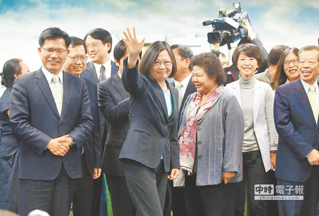 民進黨15日正式提名黨主席蔡英文為民進黨2016年參選人,蔡英文(中)發表聲明后,揮手向媒體致意 民進黨15日正式提名黨主席蔡英文為民進黨2016年參選人,蔡英文(中)發表聲明后,揮手向媒體致意