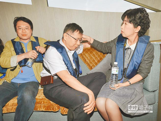 柯文哲夫婦搭船出海遇風浪暈船取消海釣(圖)