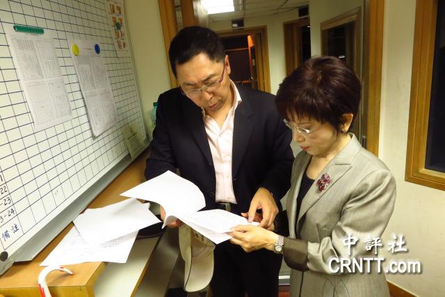 洪秀柱求教名嘴如何闡述政見(圖) 洪秀柱求教名嘴如何闡述政見(圖)