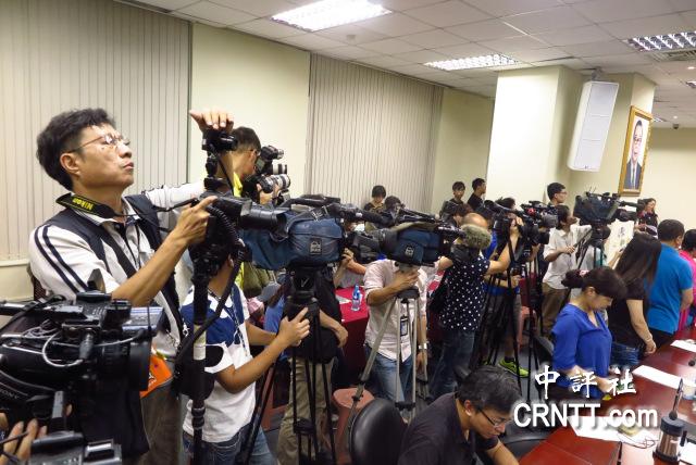 媒體大陣仗搶拍洪秀柱黨內政見發表會(圖) 媒體大陣仗搶拍洪秀柱黨內政見發表會(圖)