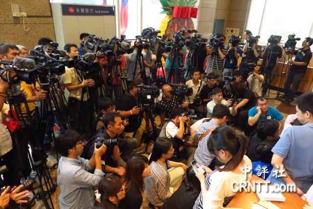 媒體大陣仗搶拍洪秀柱黨內政見發表會(圖) 媒體大陣仗搶拍洪秀柱黨內政見發表會(圖)