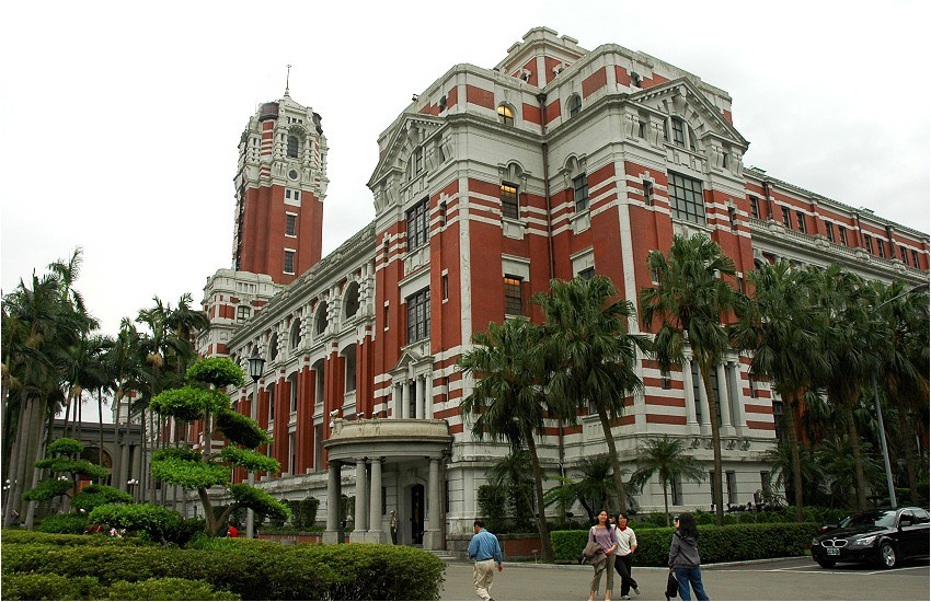 臺灣男子開車二次沖撞“總統府”,淋油企圖自焚被阻。(網絡圖) 臺灣男子開車二次沖撞“總統府”,淋油企圖自焚被阻。(網絡圖)