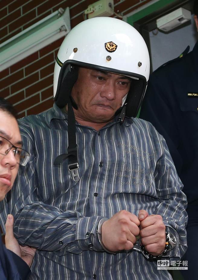 臺灣男子開車二次沖撞"總統府" 淋油自焚被阻。(中時電子報圖) 臺灣男子開車二次沖撞"總統府" 淋油自焚被阻。(中時電子報圖)