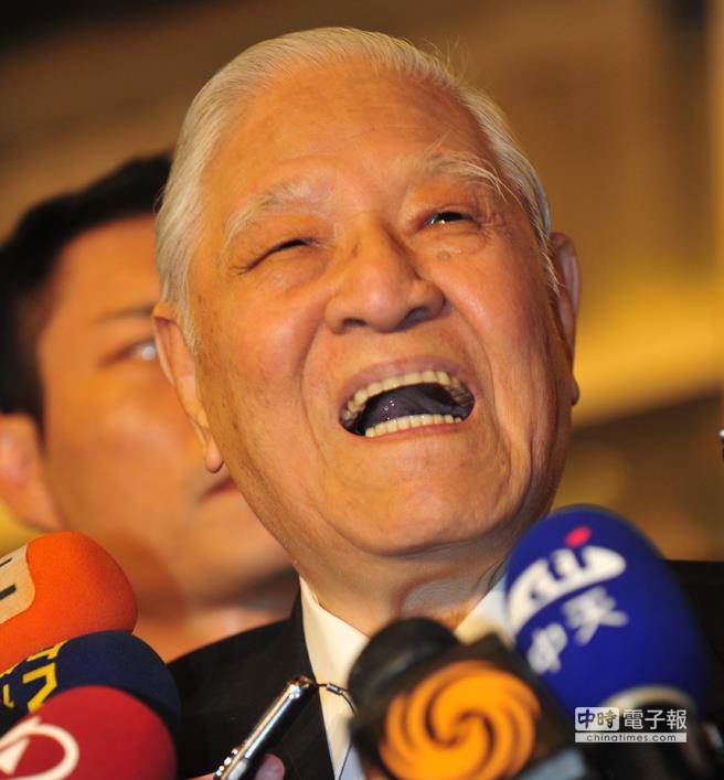 李登輝22日出席李登輝基金會募款餐會前受訪。(報系資料照 劉宗龍攝) 李登輝22日出席李登輝基金會募款餐會前受訪。(報系資料照 劉宗龍攝)