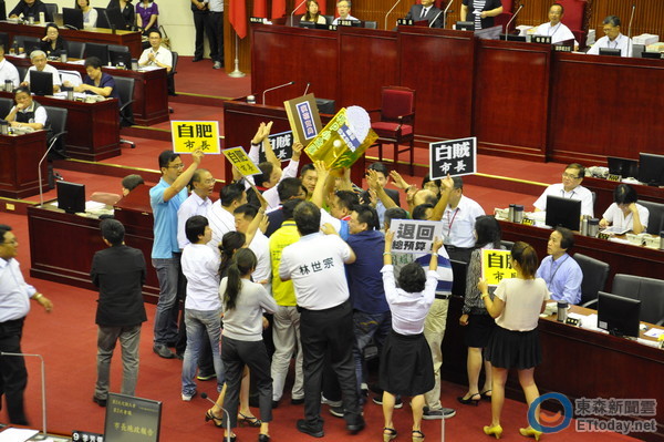 柯文哲施政延宕 因“波卡”風(fēng)波遭議員輪番炮轟、杯葛 柯文哲施政延宕 因“波卡”風(fēng)波遭議員輪番炮轟、杯葛