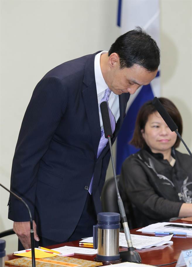 朱立倫二度向洪鞠躬致歉 強調已到救亡圖存的時刻 朱立倫二度向洪鞠躬致歉 強調已到救亡圖存的時刻