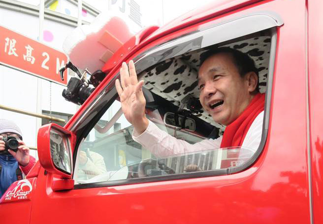 朱立倫化身“暖男車(chē)長(zhǎng)”進(jìn)駐黨部 替選情加溫(圖) 朱立倫化身“暖男車(chē)長(zhǎng)”進(jìn)駐黨部 替選情加溫(圖)