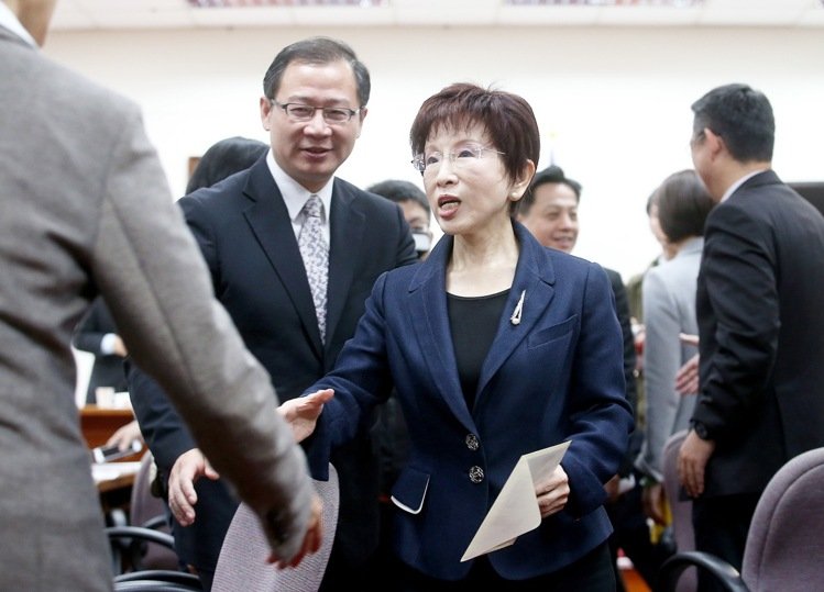 洪秀柱出席黨團(tuán)大會(huì) 稱樂(lè)見(jiàn)綠營(yíng)"兩岸監(jiān)督條例"轉(zhuǎn)彎 洪秀柱出席黨團(tuán)大會(huì) 稱樂(lè)見(jiàn)綠營(yíng)"兩岸監(jiān)督條例"轉(zhuǎn)彎