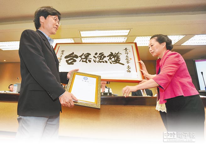 臺灣新當局對沖之鳥礁立場搖擺 漁民赴“立院”陳情 臺灣新當局對沖之鳥礁立場搖擺 漁民赴“立院”陳情