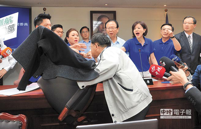 民進黨完全執政變獨斷 一言不合就開打 民進黨完全執政變獨斷 一言不合就開打