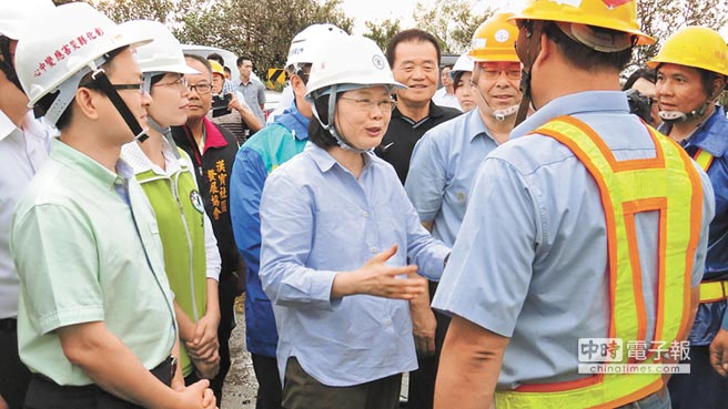 蔡英文林全勘災(zāi)專注臺(tái)電 臺(tái)媒:修補(bǔ)關(guān)系? 蔡英文林全勘災(zāi)專注臺(tái)電 臺(tái)媒:修補(bǔ)關(guān)系?