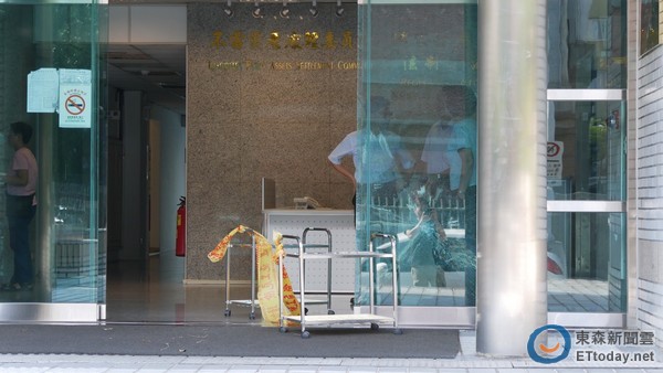 “不當(dāng)黨產(chǎn)處理委員會”3日上午遭人潑灑糞水 “不當(dāng)黨產(chǎn)處理委員會”3日上午遭人潑灑糞水