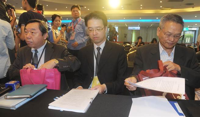 ������(d��ng)�h�a(ch��n)ί�T��(hu��)��7���e�� (t��ng)�C��(hu��)����(gu��)���h�йܕ�(hu��)��ί���չ����һ���c��Ͷ�����L(zh��ng)ꐘ�(sh��)����һ�����R�Y�ϳ�ϯ